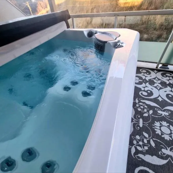 GLAMOUR VOX Private Jacuzzi - Romantic & Relaxing Stay, hotel din Cluj-Napoca