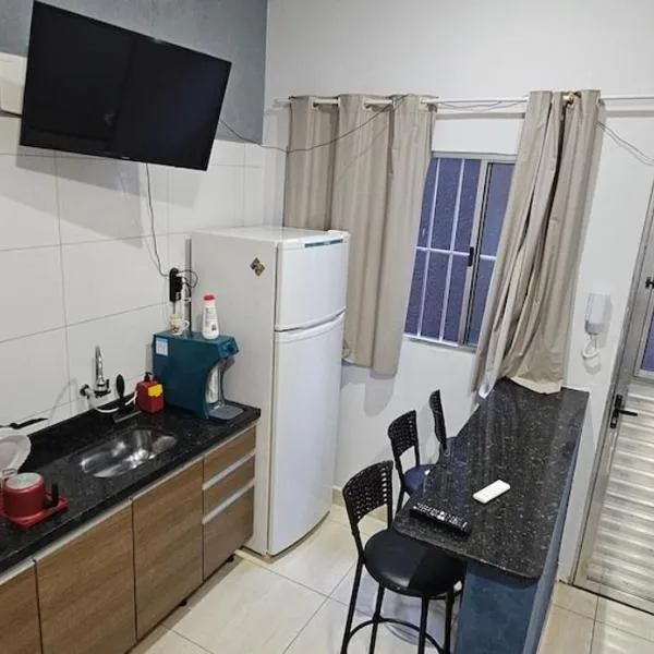 Kitnet 2 em Salto Espaço Inteiro para Sua Estadia، فندق في سالتو