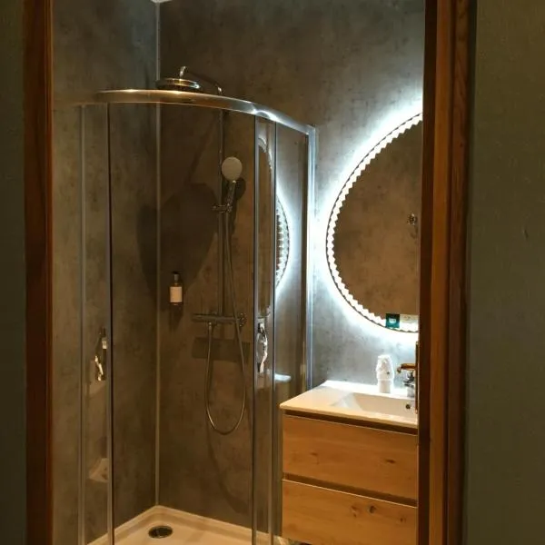 Logis Hôtel & Appartements Le Florence, hótel í Saint-Quentin