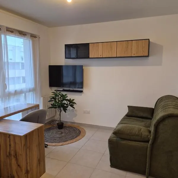 Studio avec parking privé - Proche écoles & hôpital - Valence: Valence şehrinde bir otel