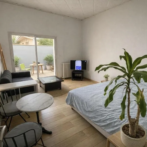 Grande Chambre avec parking possible en supplément, BORDEAUX BASTIDE, hotel a Bordeus