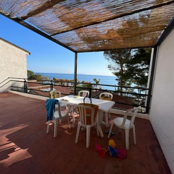 Testa di Monaco - Basic Beach Accommodations, hotel in Capo dʼOrlando