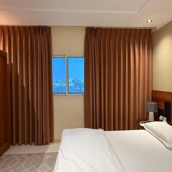 شقق نصف القمر للشقق المخدومة, Hotel in Ḩaql