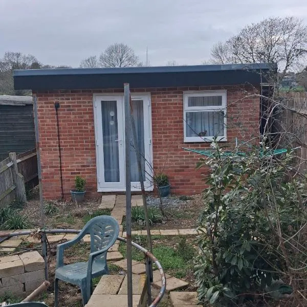 Guest house in rear garden, hotel i Eltham