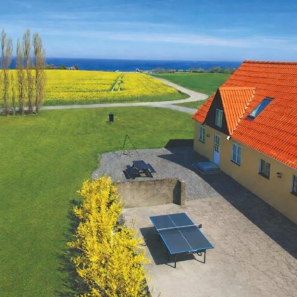 Exclusive Sea View Villa - Spacious Garden and Top Rated Stay, מלון בגודהיים