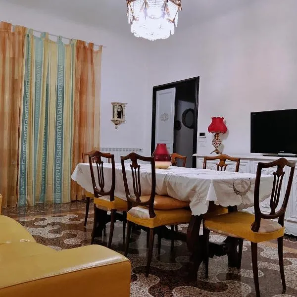 제노바에 위치한 호텔 WOW HOME 2 - 175 mq - posteggio privato - davanti porto traghetti - fino a 10 posti letto - balcone