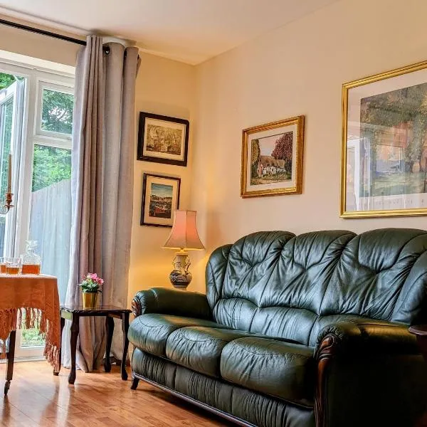 Sherlock's House -Moray Entire house Two bedroom 5 beds Private free parking & WiFi Flat TV Garden Shops, ξενοδοχείο σε Church Gresley