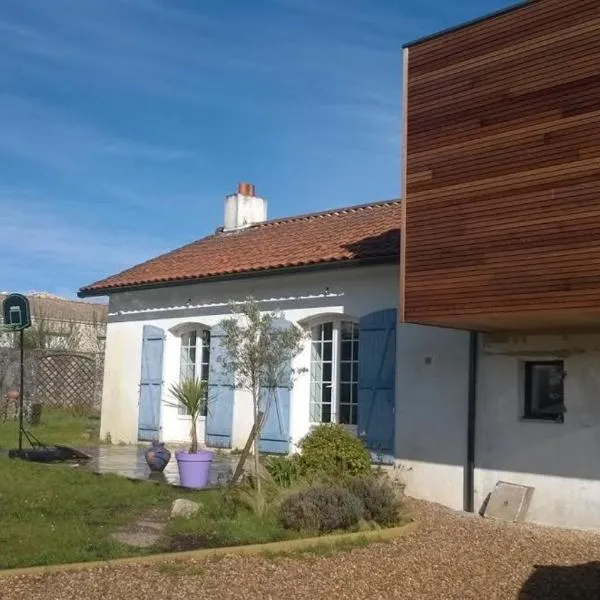 Belle et grande maison avec piscine à coté de la mer, hotel in Saint-Michel-Chef-Chef