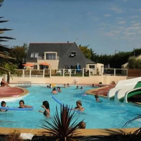 ZEcamping 3 à 500m de la plage parc aquatique toboggans dog friendly, Hotel in Plobannalec-Lesconil