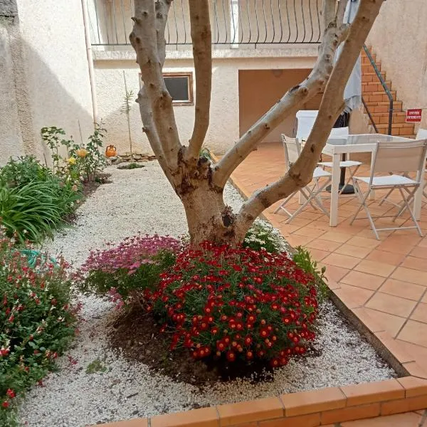 Le Patio, hotel u gradu Villegailhenc