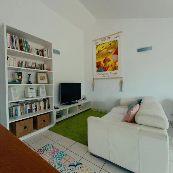 Charmante petite maison entre ville et campagne avec piscine, hotell i Figeac