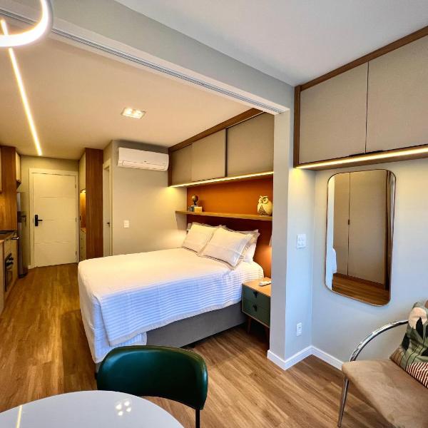 Metrô Vila Madalena - Apartamento Amplo, com ar-condicionado, mesa de jantar, cortinas blackout, Piscina, Academia e ao lado do metrô