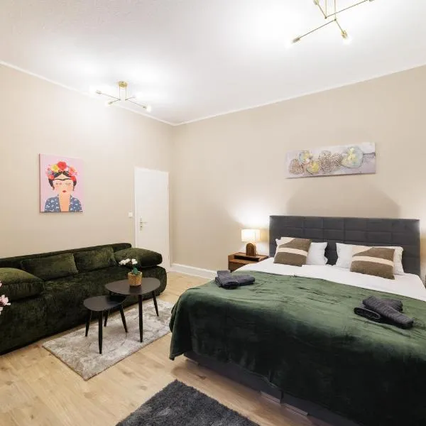 Deluxe Suites near Messe Berlin 8 Guests 2 Bathroom, хотел в Берлин