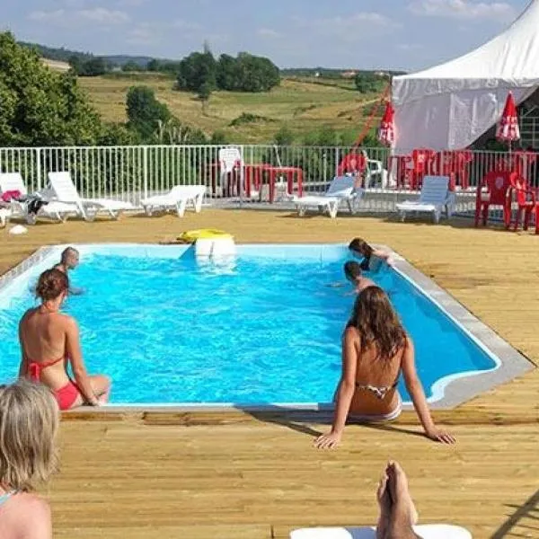 ZEcamping 3 dog friendly piscine chauffée en bordure de l’Allier, khách sạn ở Lespéron