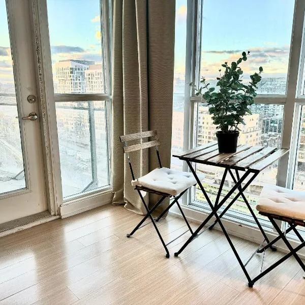Elegant Downtown Condo Near CN Tower -FREE Parking, khách sạn ở Toronto