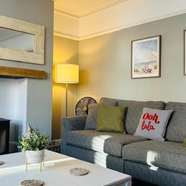 Coast House Cromer - Sleeps 15, hot tub, sea views, Hotel in Cromer