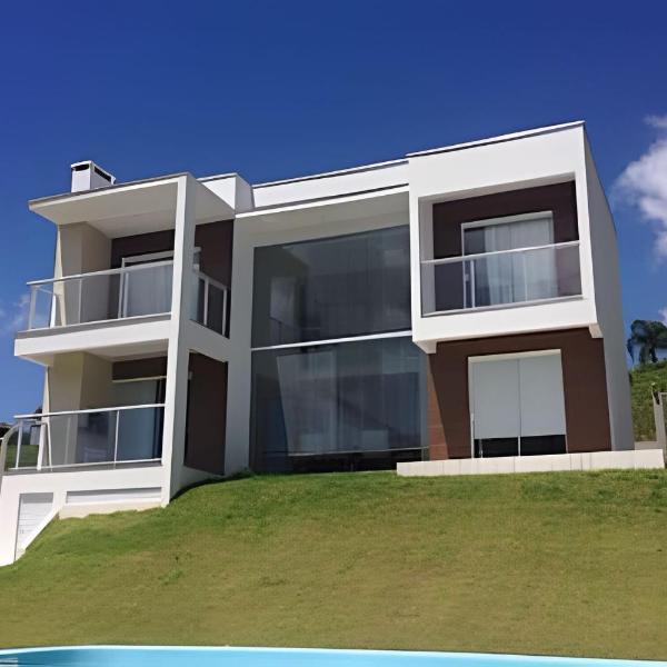 Casa Frente à Barragem com Caiaques