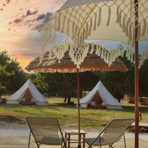 NAUMAD Glamping, hotel em Champignelles
