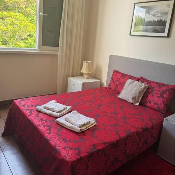Quarto Privativo Farol da Barra Banheiro Exclusivo Frigobar TV