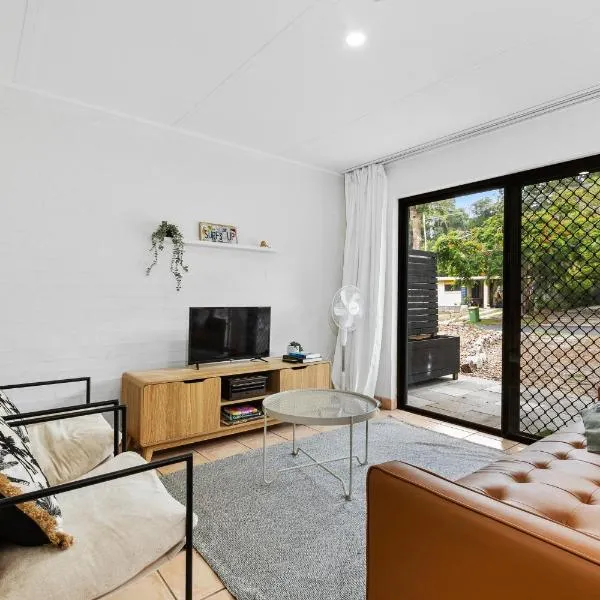 Pet friendly coastal retreat walk to beach outdoor shower โรงแรมในเรนโบว์บีช