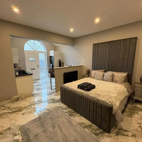 The Norwich Hideaway - Private Hot Tub، فندق في نورويتش