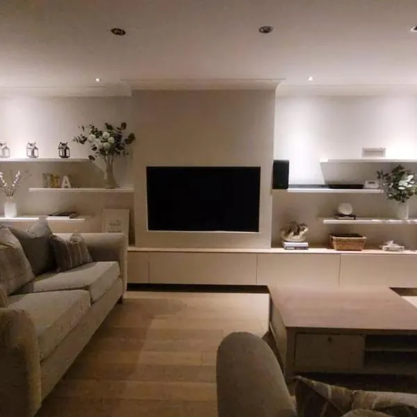 Stylish, Modern 3 bedroom house, free parking x 2 – hotel w mieście Mansewood