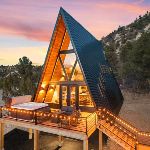 Luxury A-Frame Retreat near Zion & Bryce with Hot Tub, khách sạn ở Glendale