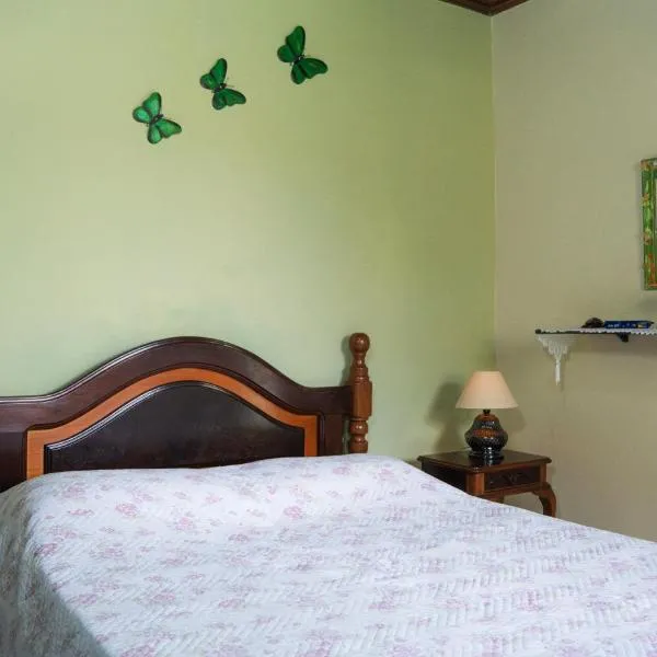 SUÍTE em casa FRENTE AO MAR - Acesso à PRAIA, CHURRASQUEIRA, GARAGEM e WI-FI 80mbps - Ambiente Privativo - Itanhaém-SP, hotel in Itanhaém