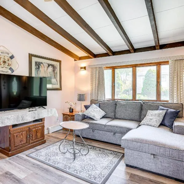 Massachusetts Abode with Deck and Grill Near Beaches!, Hotel in Gloucester