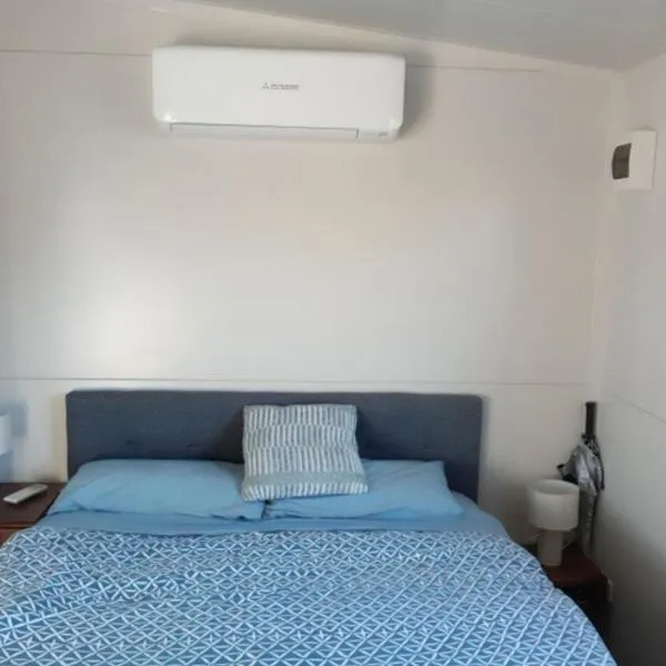 Cozy Matarangi Cabin Garden and Lake views, Hotel in Matarangi