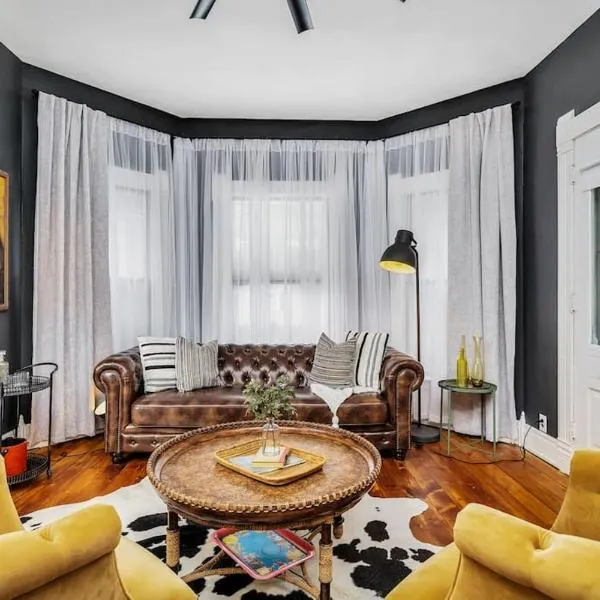 Enchanting Bungalow - 2BR Historic Hidden Gem, hotel u gradu 'Xenia'