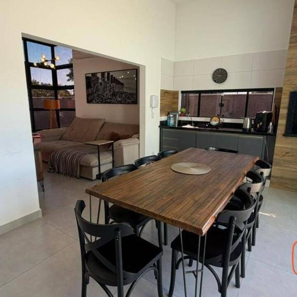 Casa ampla com piscina espaçosa para temporada em Itapoá SC