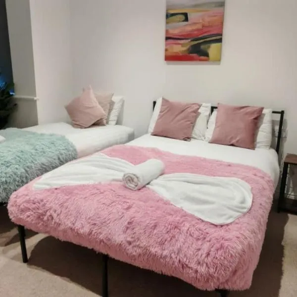 Four bed detached, off-street parking in Monkston, hotel en Woolstone