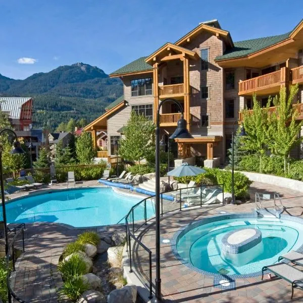 First Tracks Lodge, by Lodging Ovations: Whistler şehrinde bir otel