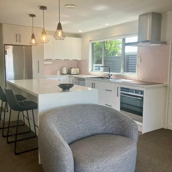 Cozy, Modern, Quiet House، فندق في ويستبورت