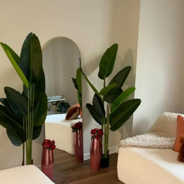 Luxury, Chic, Apt with Game Room, Movie Theatre, & 24hr Gym, hotel en Rockville