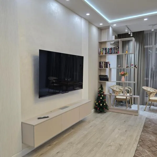 Двухкомнатная квартира в центре города ЖК Хамза, hotel i Atyrau