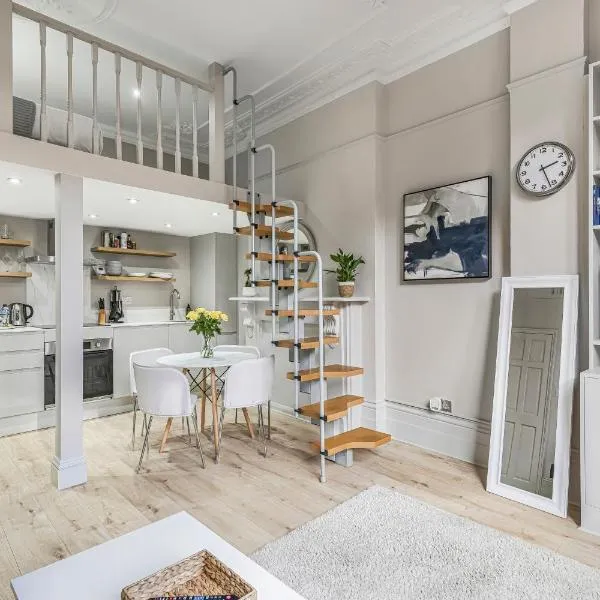 Well Appointed Garden Condo in Kensington Olympia, hotel i London