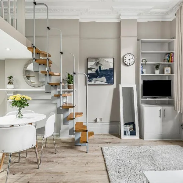 Well Appointed Garden Condo in Kensington Olympia, Hotel in London