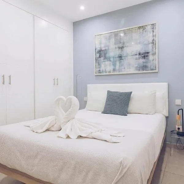Stylish 1BR City Apartment with Stunning Rooftop Terrace, hotel a Gibilterra