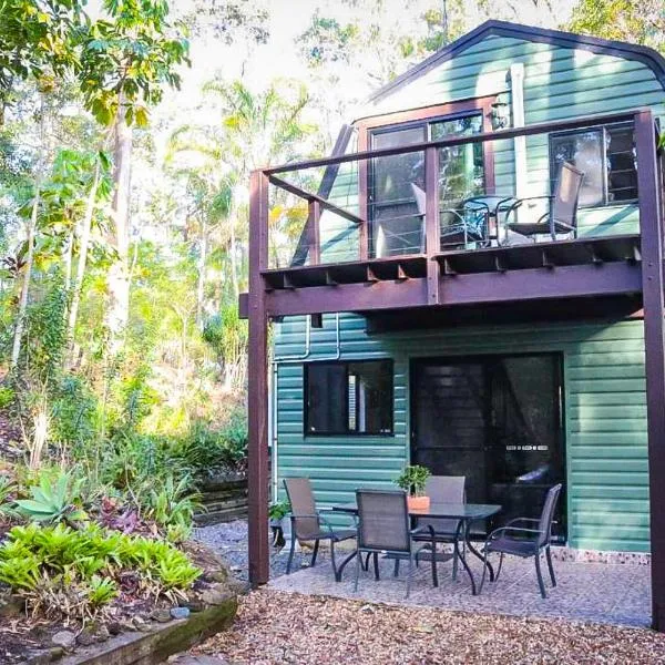 GREEN TREES CHALET Australia Zoo close by, hôtel à Landsborough