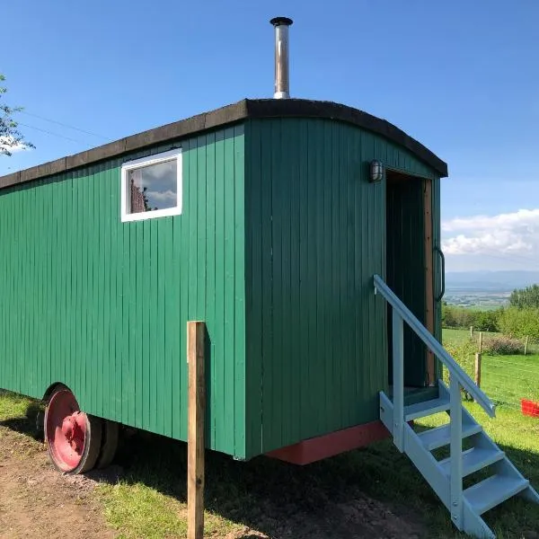 The Bothy and Wagon at Pitmeadow Farm, hotel em Perth