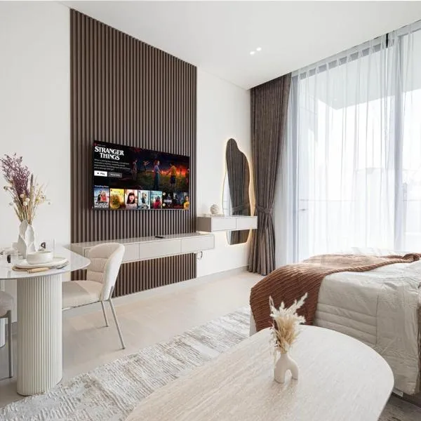 Binghatti Phoenix - Luxury & Modern Studio - Pool & Gym - Free Parking - JVC, hotell i Dubai
