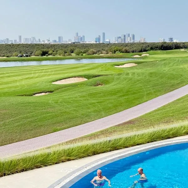Golf view living by FlamingoAmber Dubai, ξενοδοχείο σε Ajman 