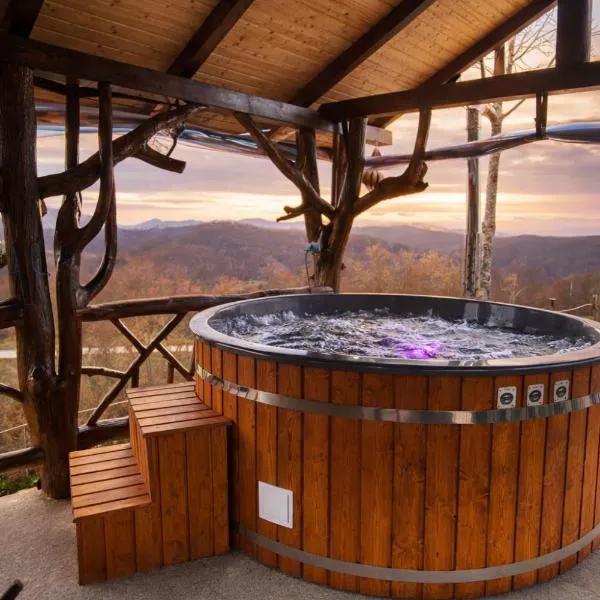 Cabana Cozy cu Jacuzzi în Natură - Cabana Edera، فندق في Mătişeşti