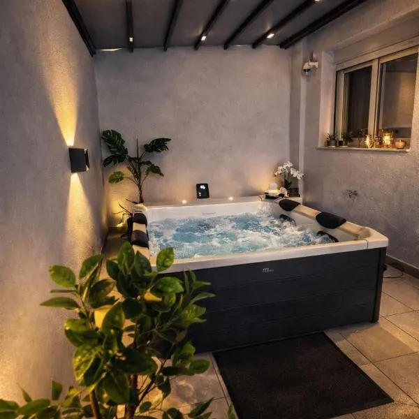 Luxury 2 storey 2bedroom condo with Private Jacuzzi & patio - Athens, hotell i Aten