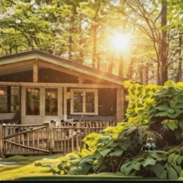 Chalet Bosrust met serre & privéparking Natuur nabij Maastricht, Hotel in Lanaken