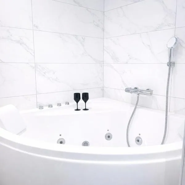 Appartement Spa La Parenthese Imperiale avec Sauna et Balneo proche Gare โรงแรมในเมซ์