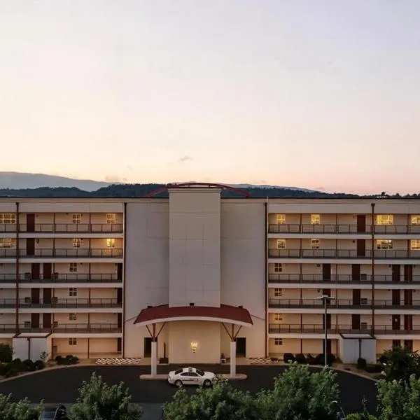 New 2 Bed 2 Bath Condo with Pool at BMS، فندق في بريستول