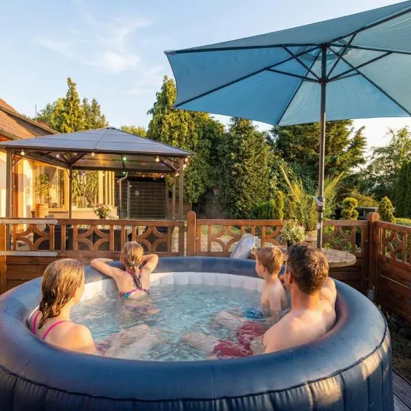 Wellnessparadies mit Sauna und Whirlpool, hotell i Krakow am See